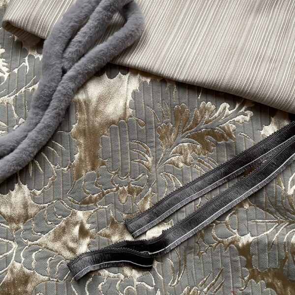 Tessuti e materiale sul grigio