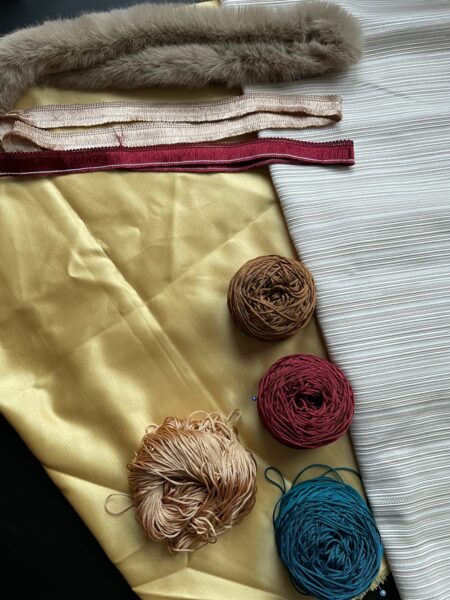 Tessuti e materiale sul giallo