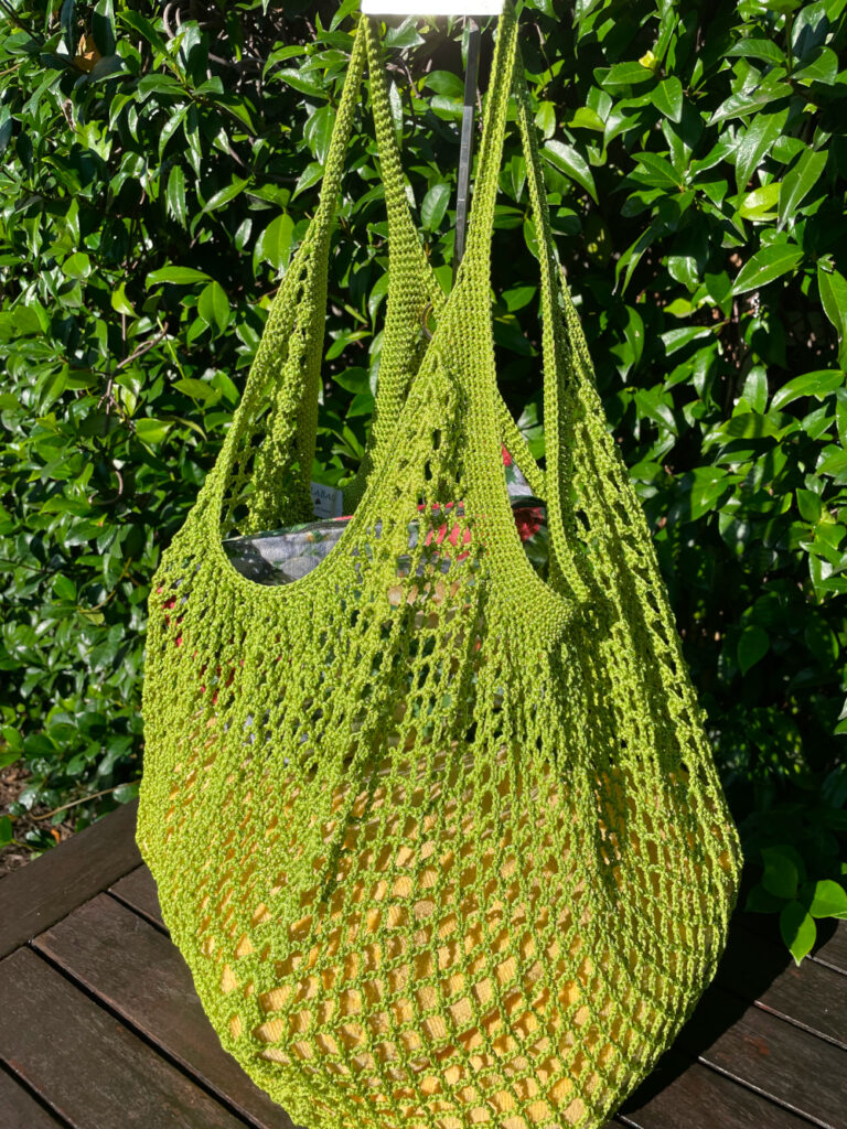 Borsa a rete verde con bustina fiorata