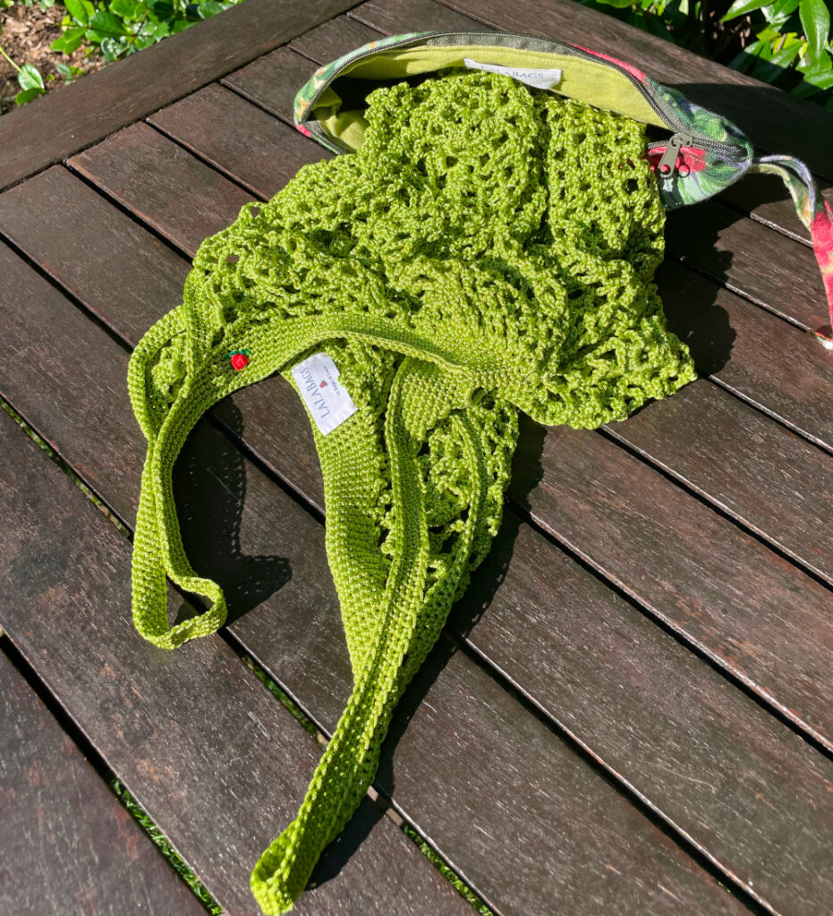 Borsa a rete verde con bustina fiorata