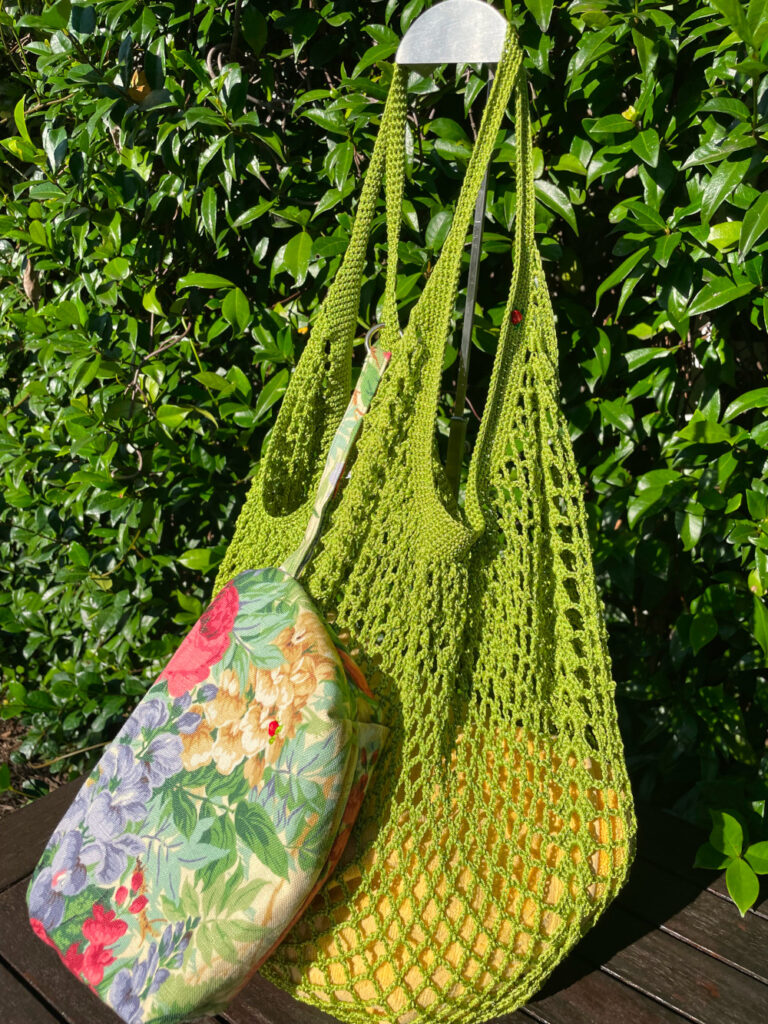 Borsa a rete verde con bustina fiorata