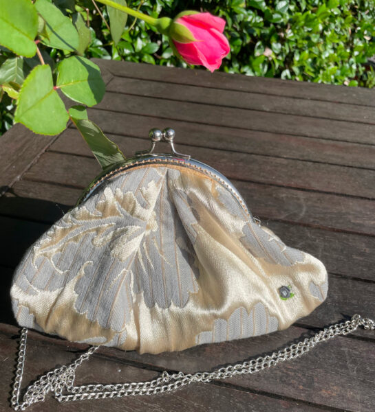 Modello Lady in tessuto operato