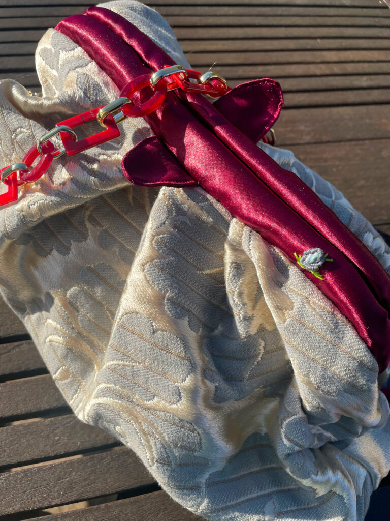 Borsa a mano in broccato e raso a contrasto